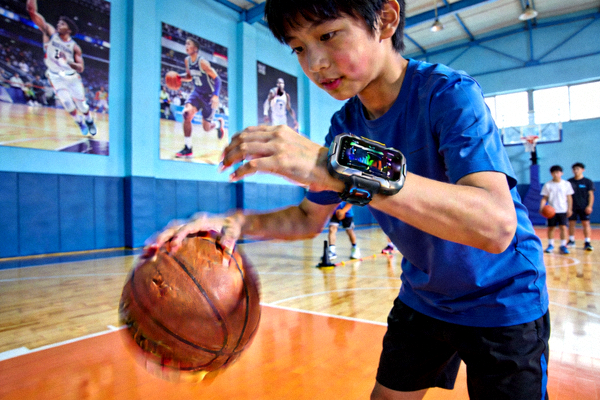 青少年在体育培训机构使用AI系统进行篮球运球练习