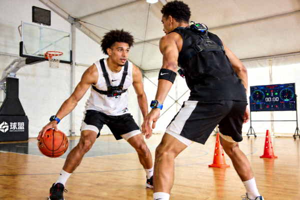 专业篮球运动员在训练馆中使用球盟会智能装备进行高强度训练